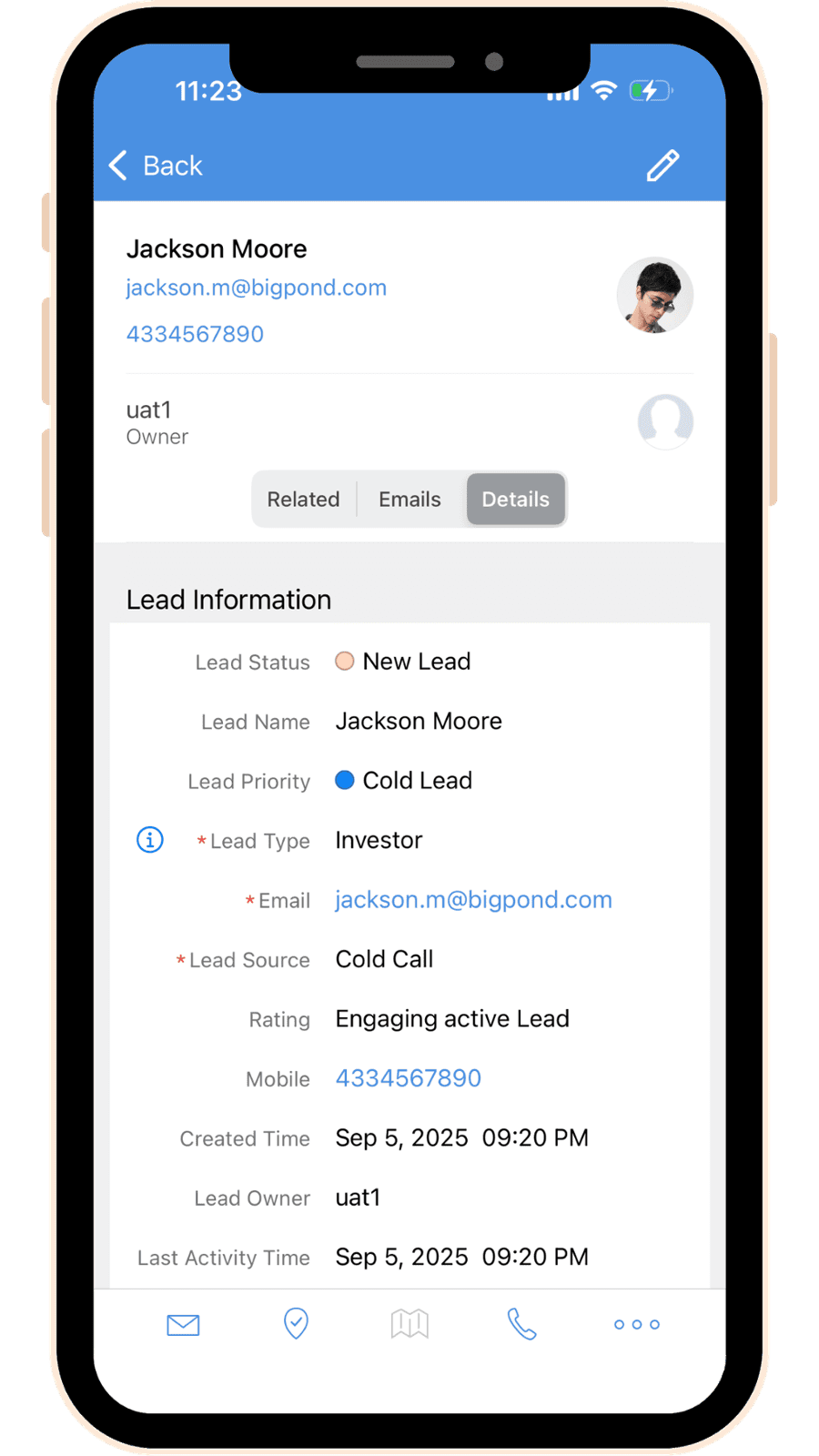 Mobile app lead detail view with client information, status and communication actions